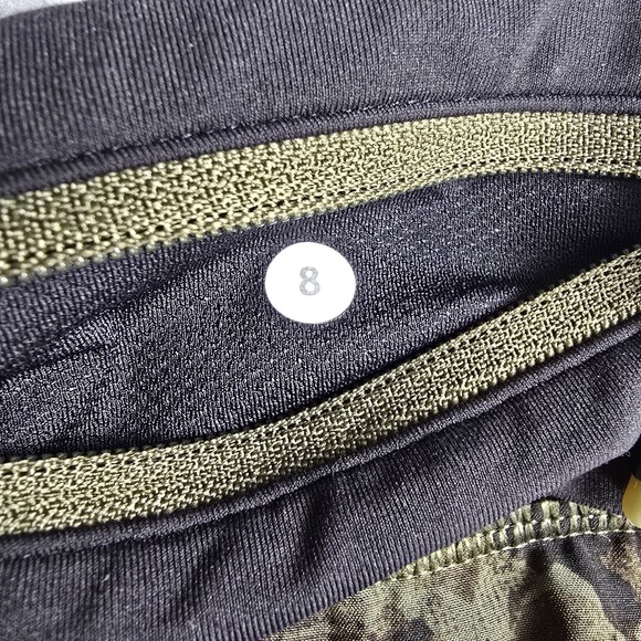 Lululemon Shorts Womens Size 8 Green Camo Hotty Hot Running Lined Zip Pocket - Picture 4 of 8